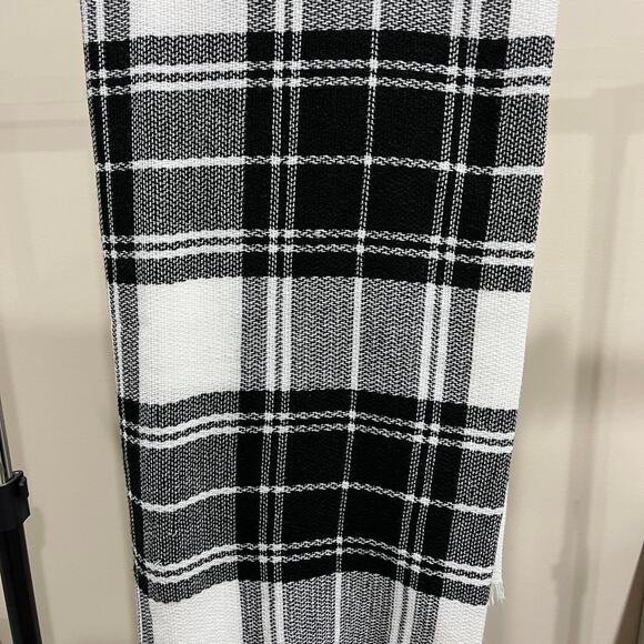 Black and white plaid blanket scarf wrap and shawl - Picture 4 of 5